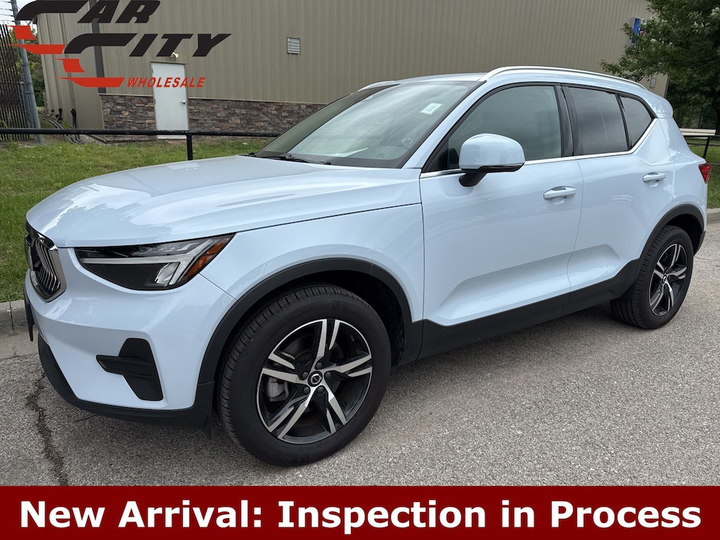 Used 2025 Volvo XC40 B5 Core SUV