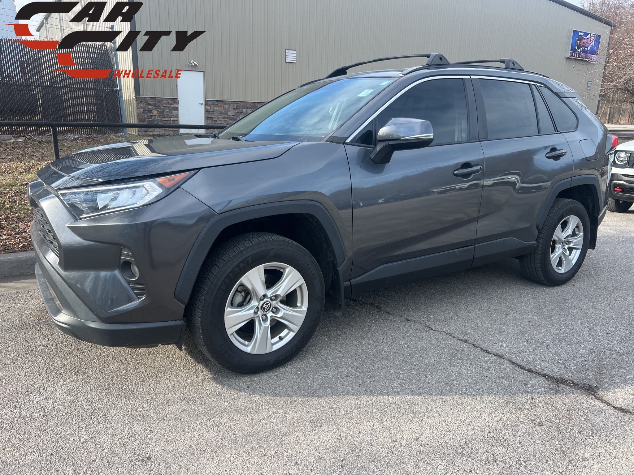 2021 Toyota RAV4 XLE's photo