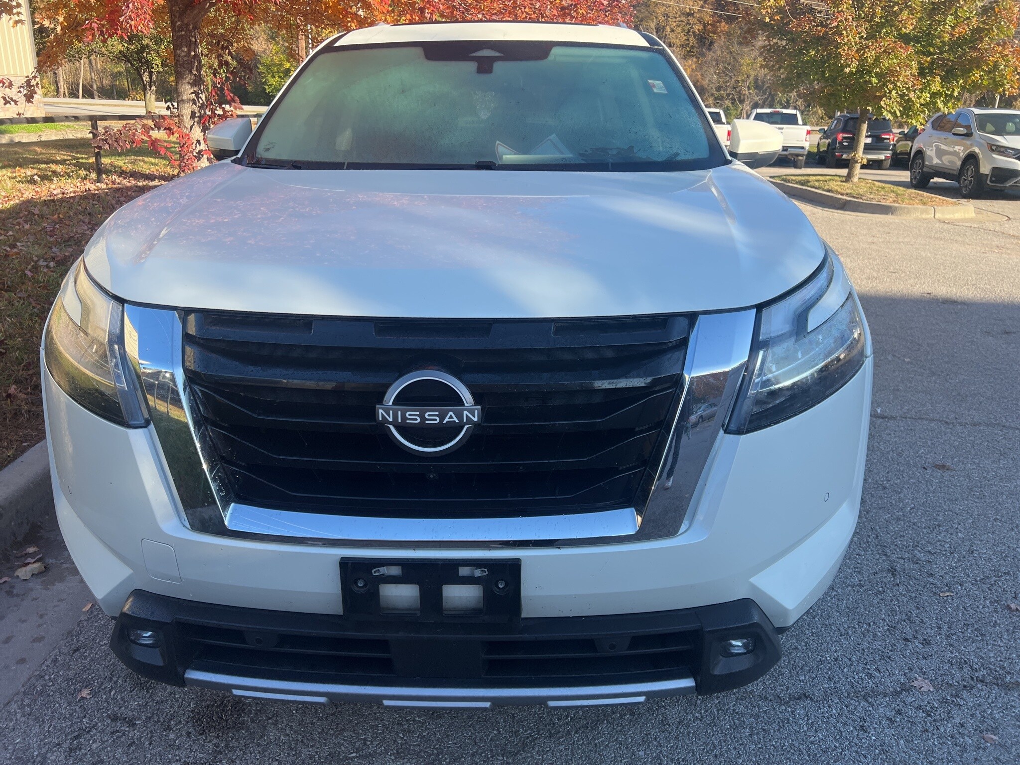 2022 Nissan Pathfinder Platinum photo 2