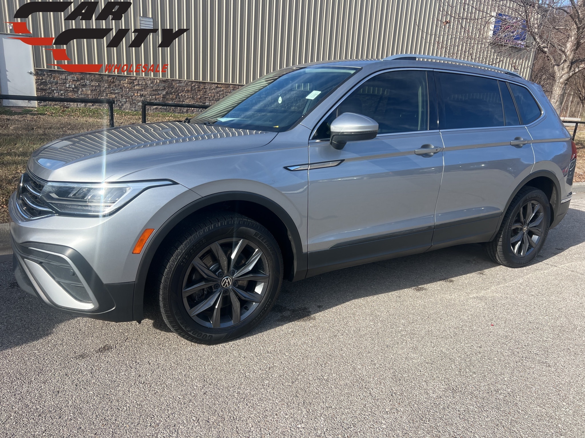 2022 Volkswagen Tiguan SE's photo