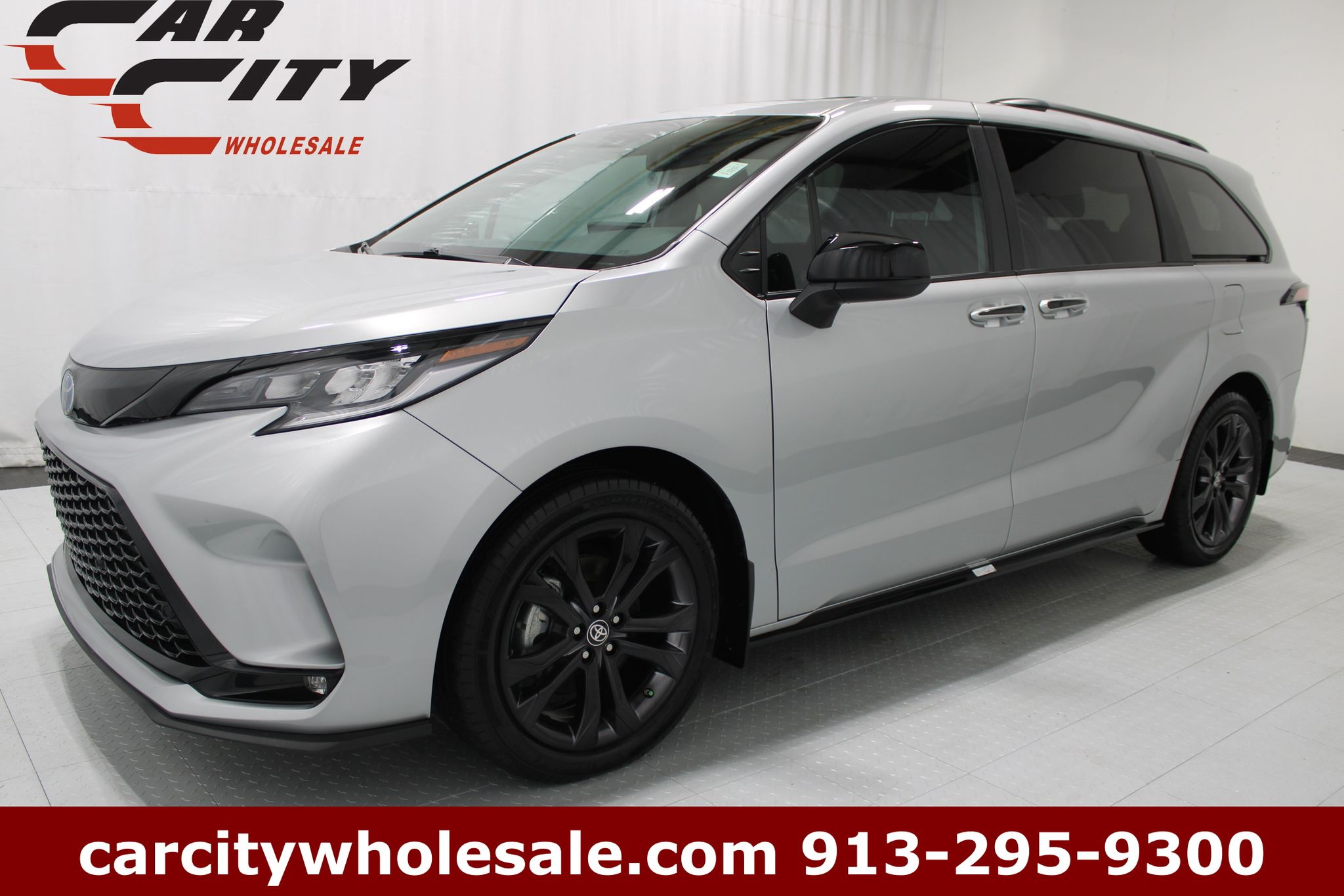 2025 Toyota Sienna XSE 7-Passenger Hybrid FWD's photo