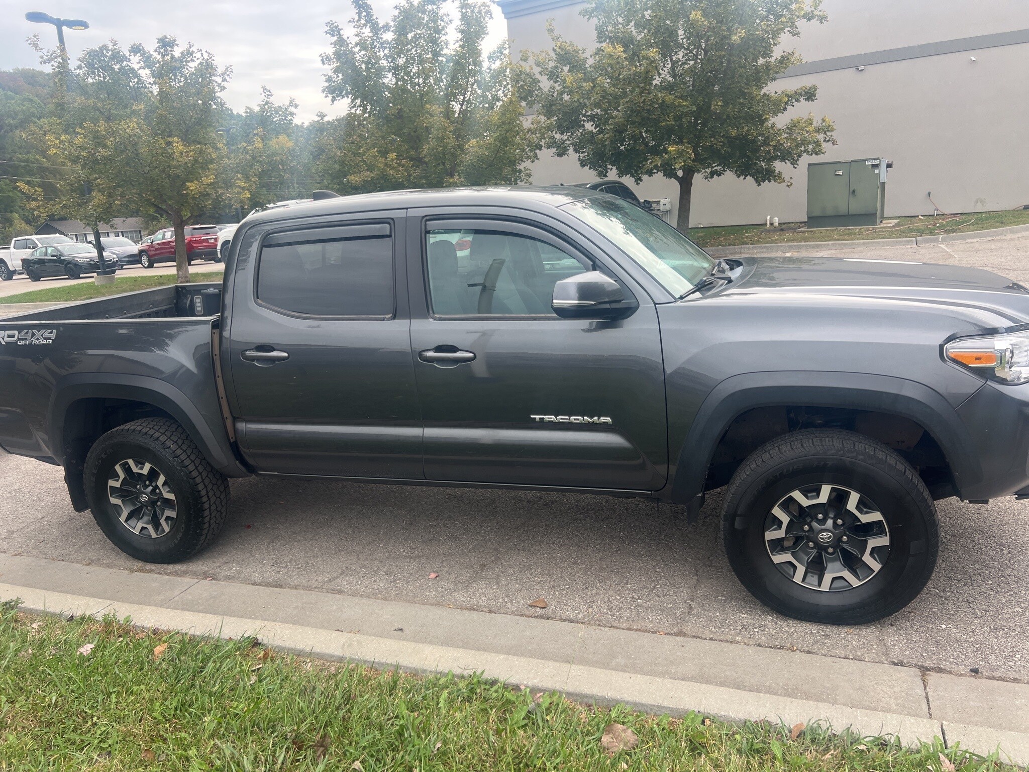 2022 Toyota Tacoma TRD Off-Road photo 2