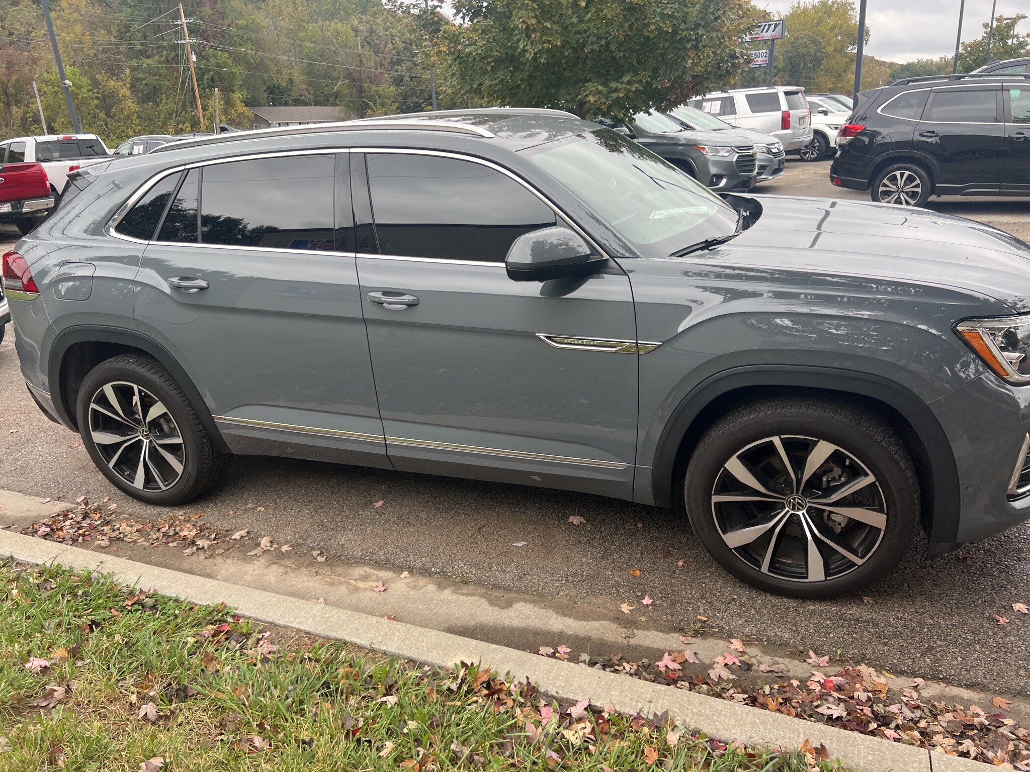 2024 Volkswagen Atlas Cross Sport SEL Premium R-Line photo 2
