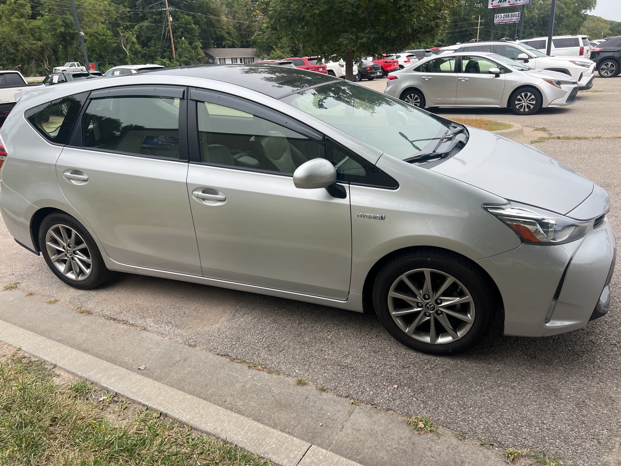 2017 Toyota Prius V Five photo 4