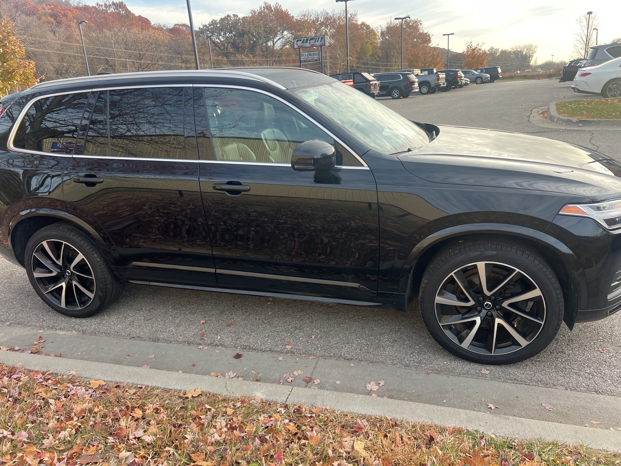 2022 Volvo XC90 T6 Momentum photo 4