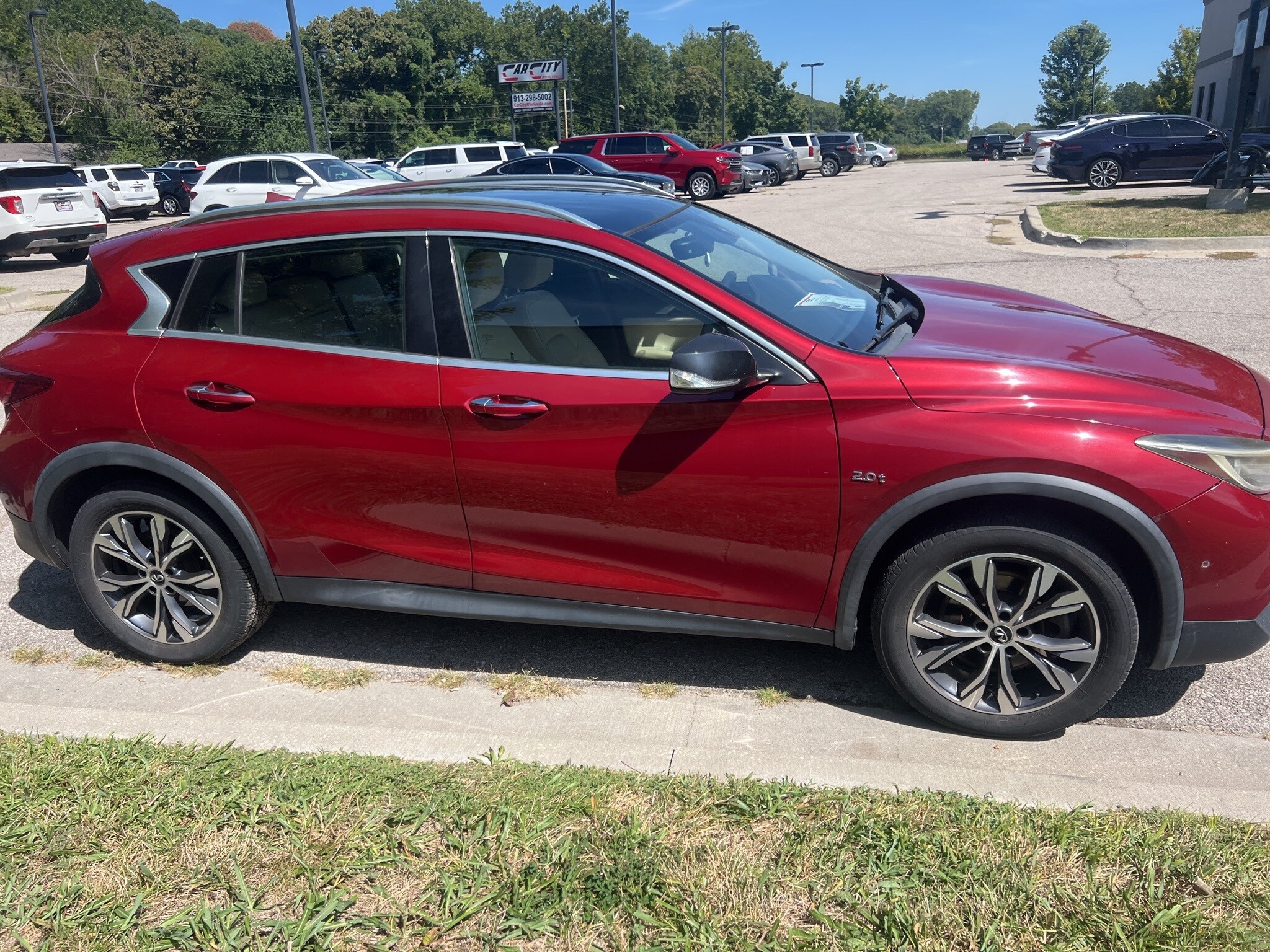 2017 Infiniti QX30 Premium photo 4