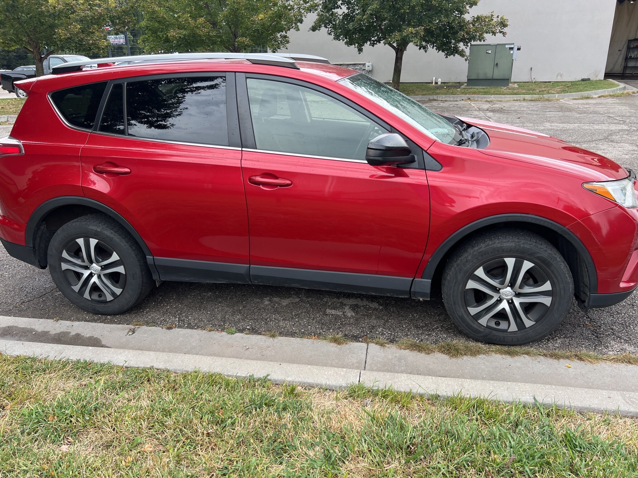 2017 Toyota RAV4 LE photo 4