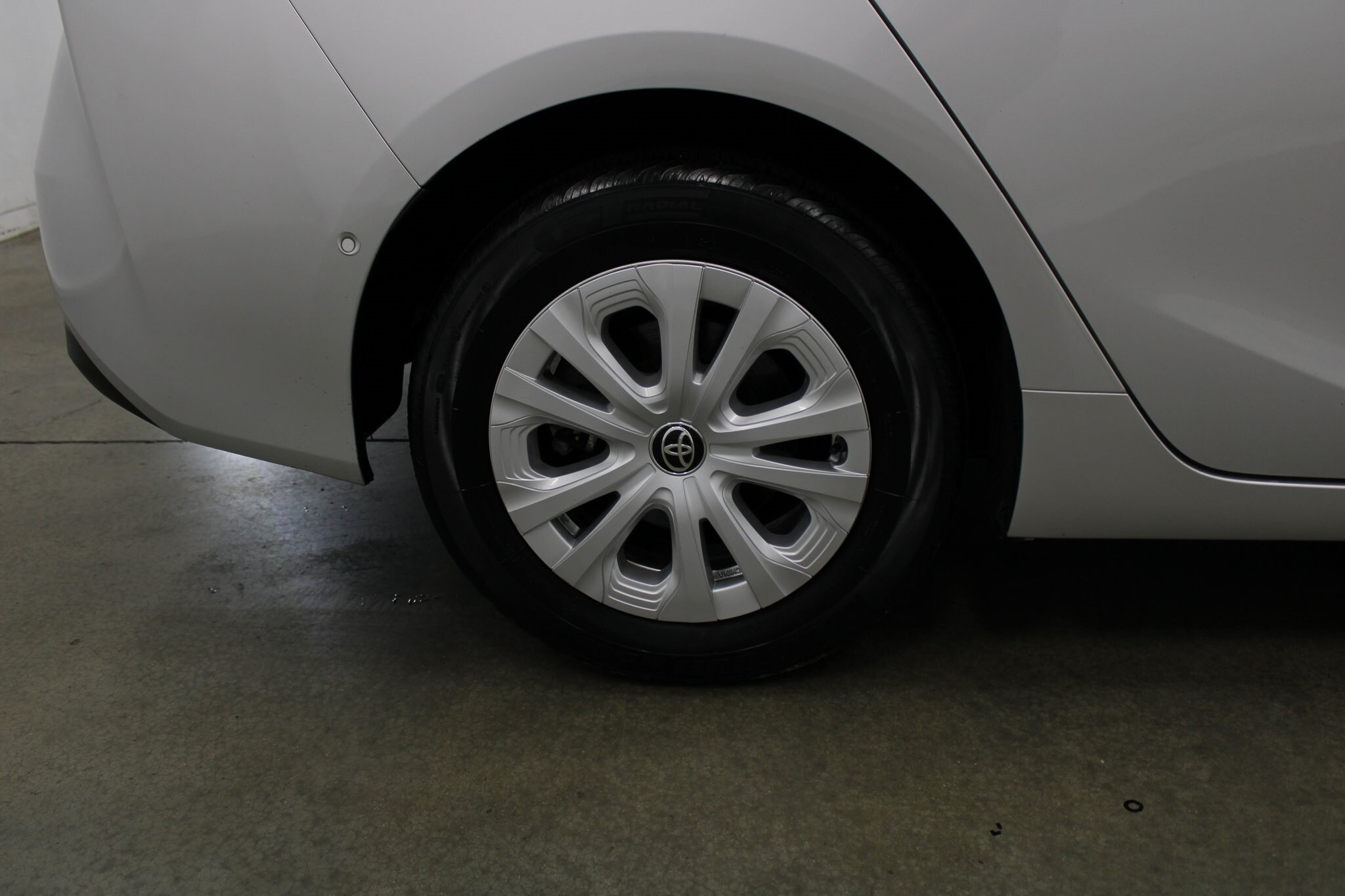 2021 Toyota Prius L photo 3