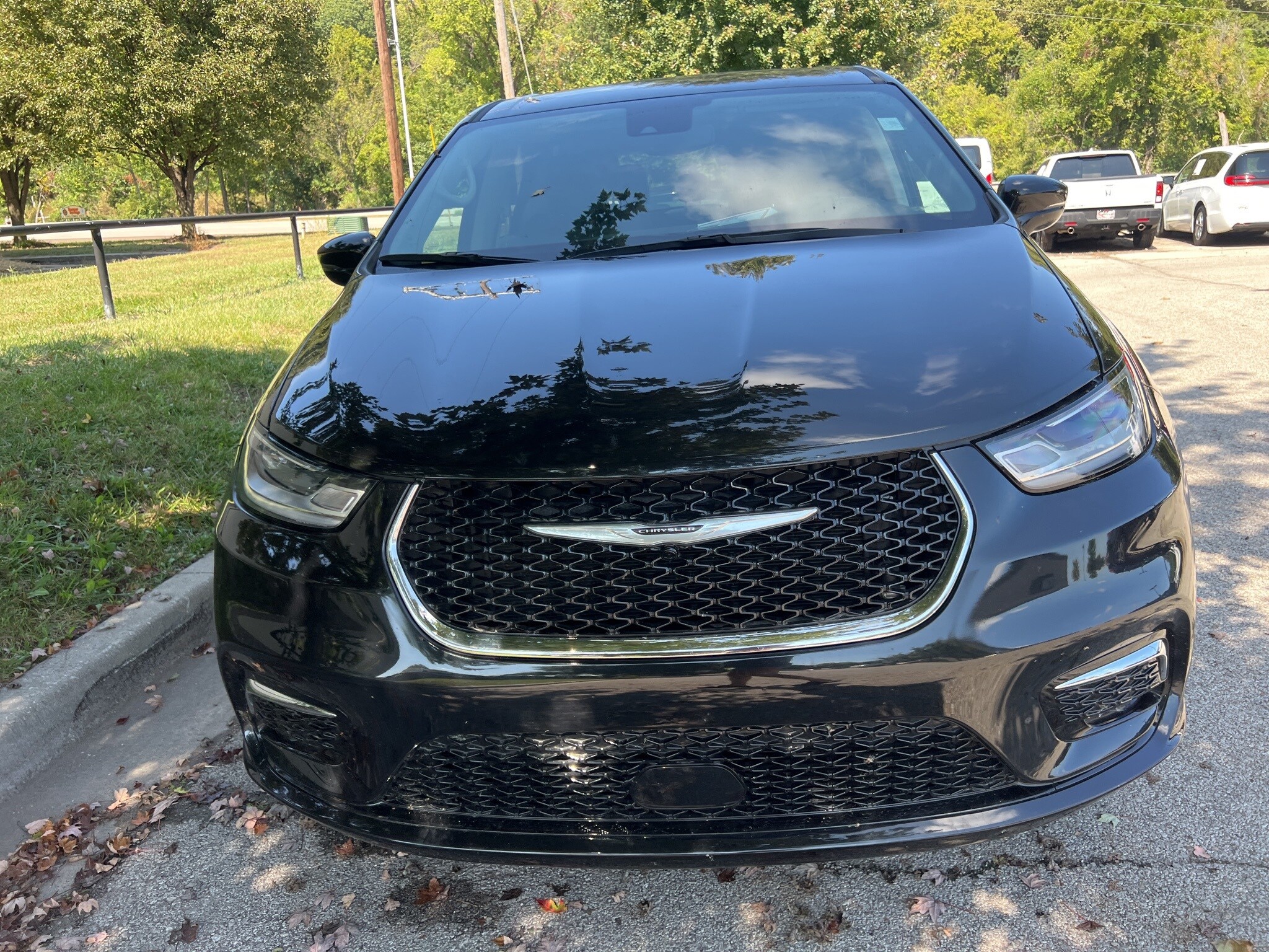 2022 Chrysler Pacifica Hybrid Touring L photo 2