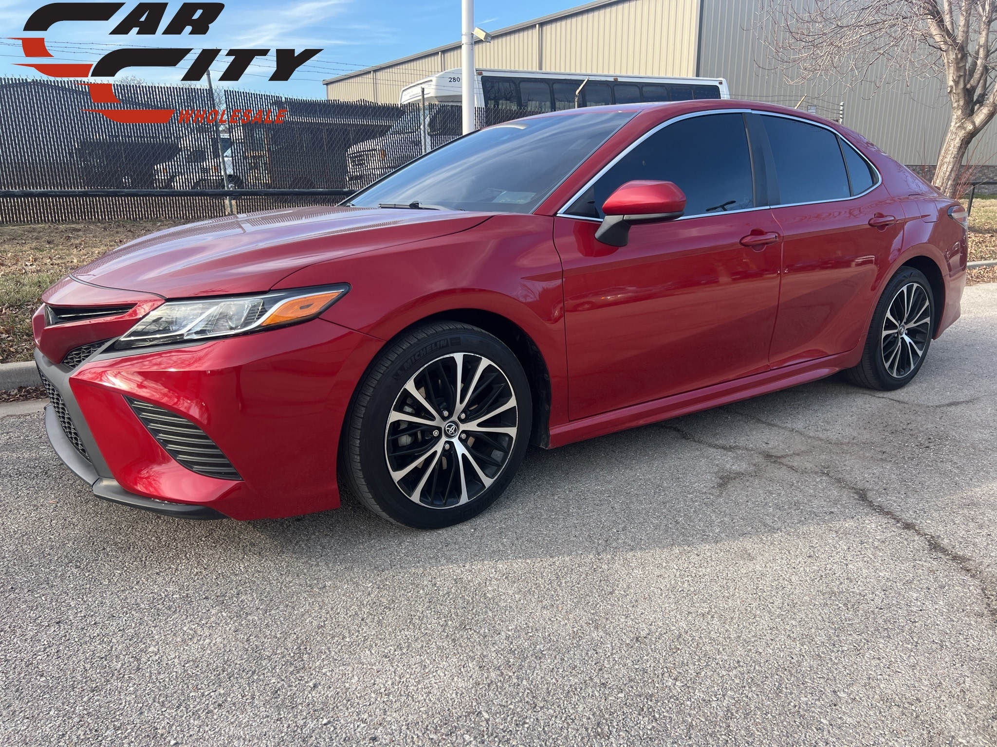 2020 Toyota Camry SE's photo