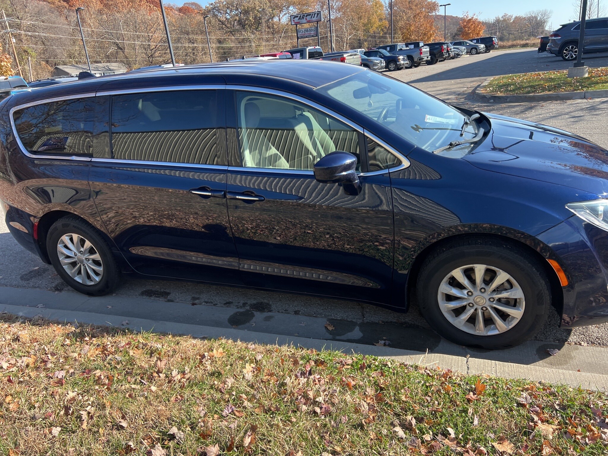 2020 Chrysler Pacifica Touring photo 4