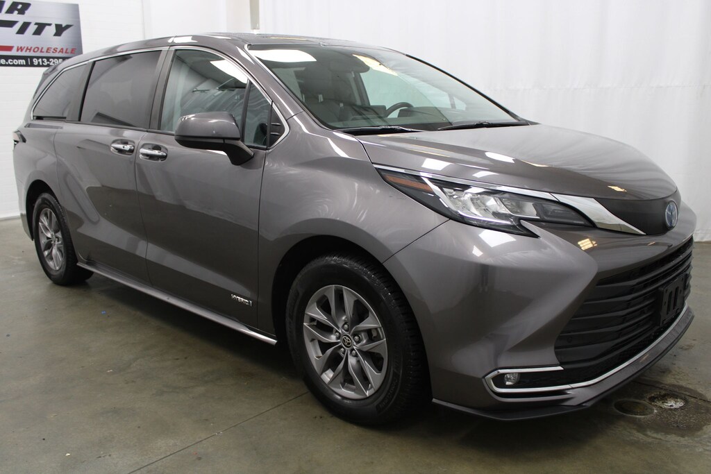 Used 2021 Toyota Sienna XLE Minivan/Van