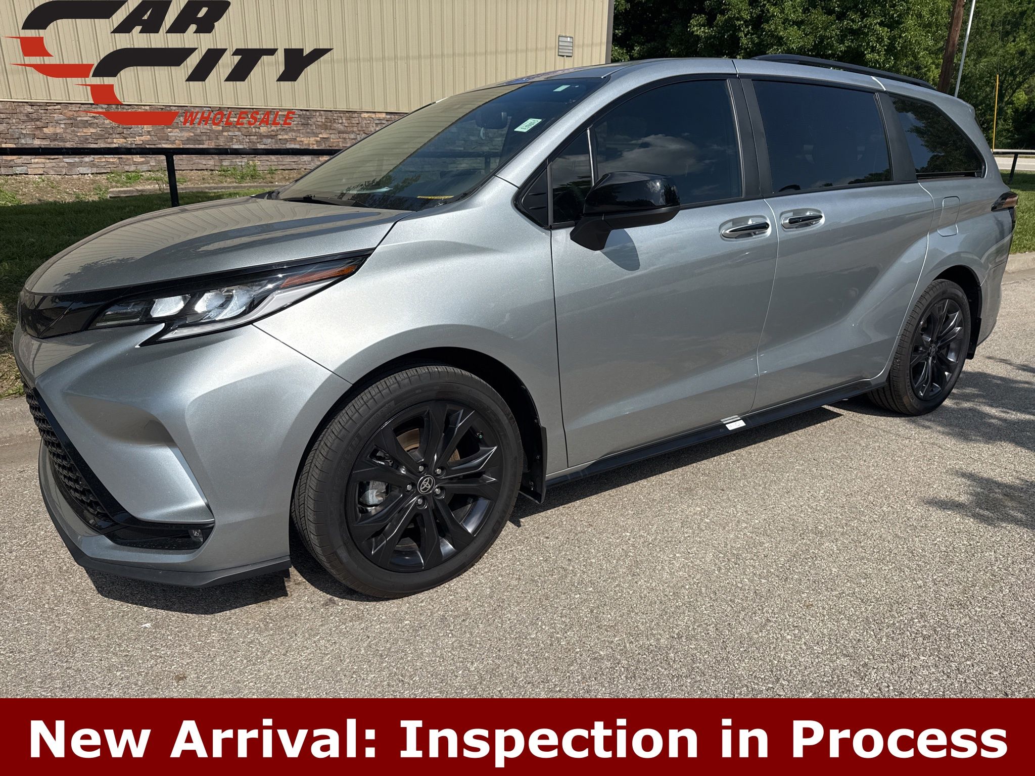 2025 Toyota Sienna XSE 7-Passenger Hybrid FWD's photo