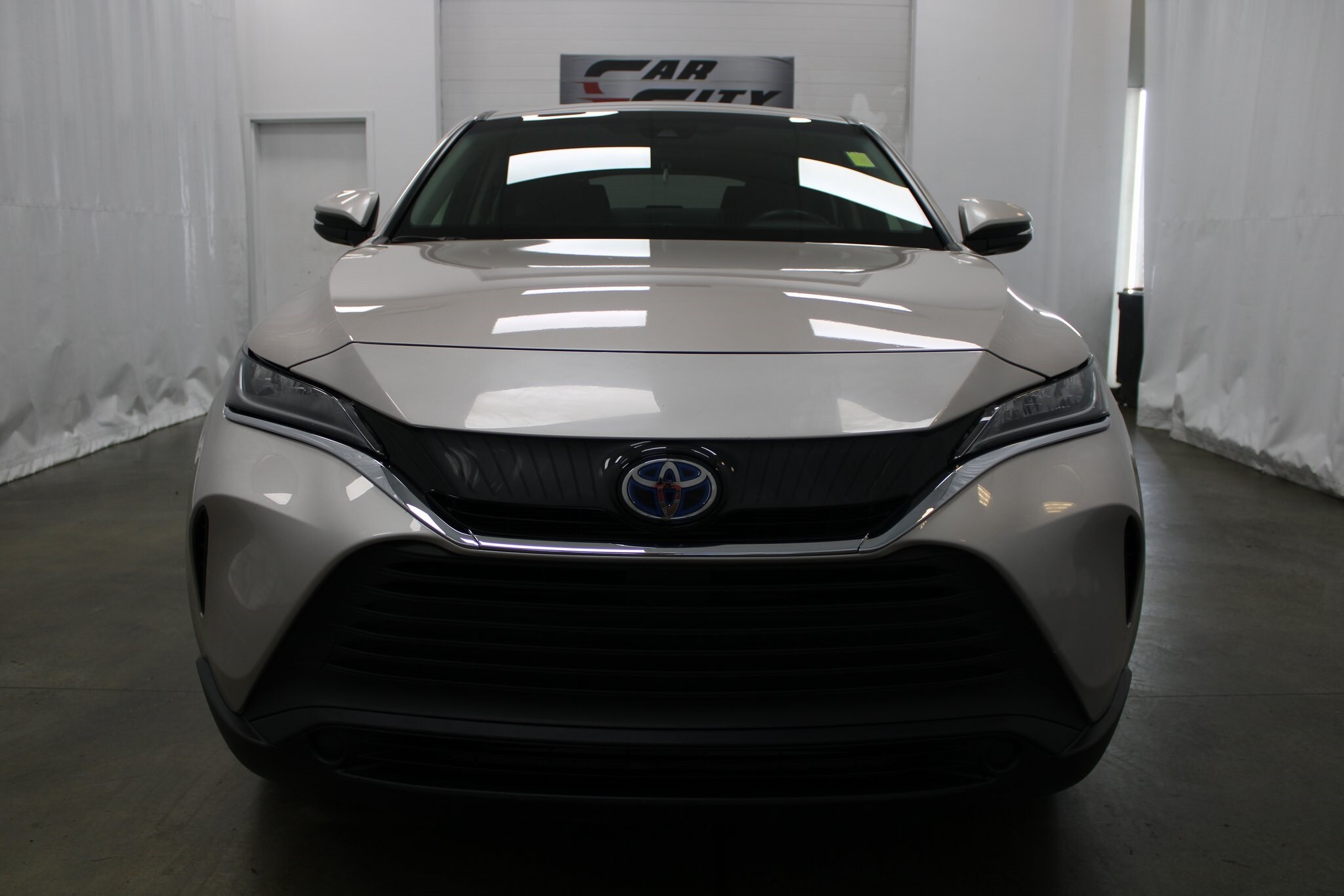 2021 Toyota Venza LE photo 2