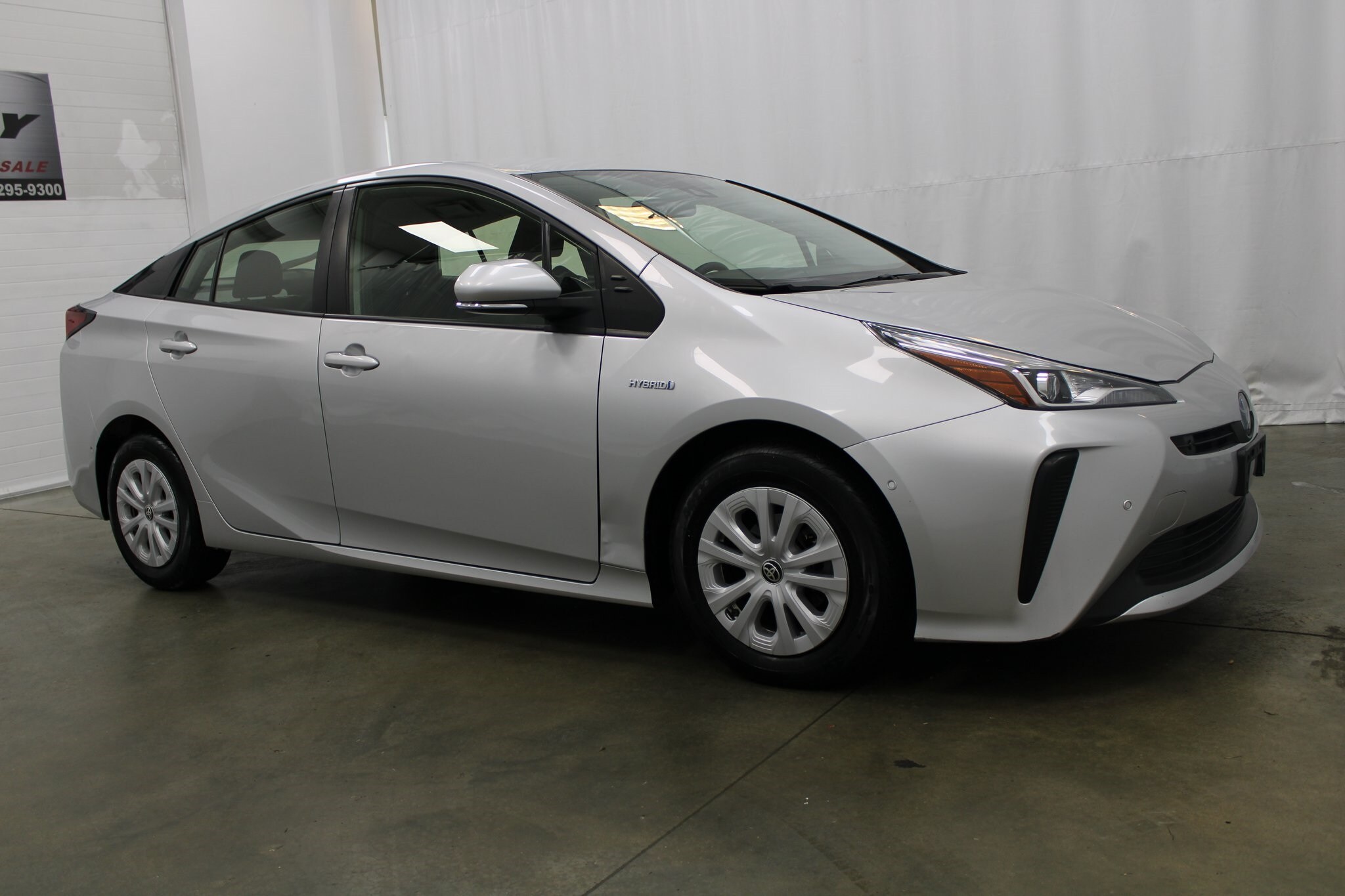 2021 Toyota Prius L photo 2