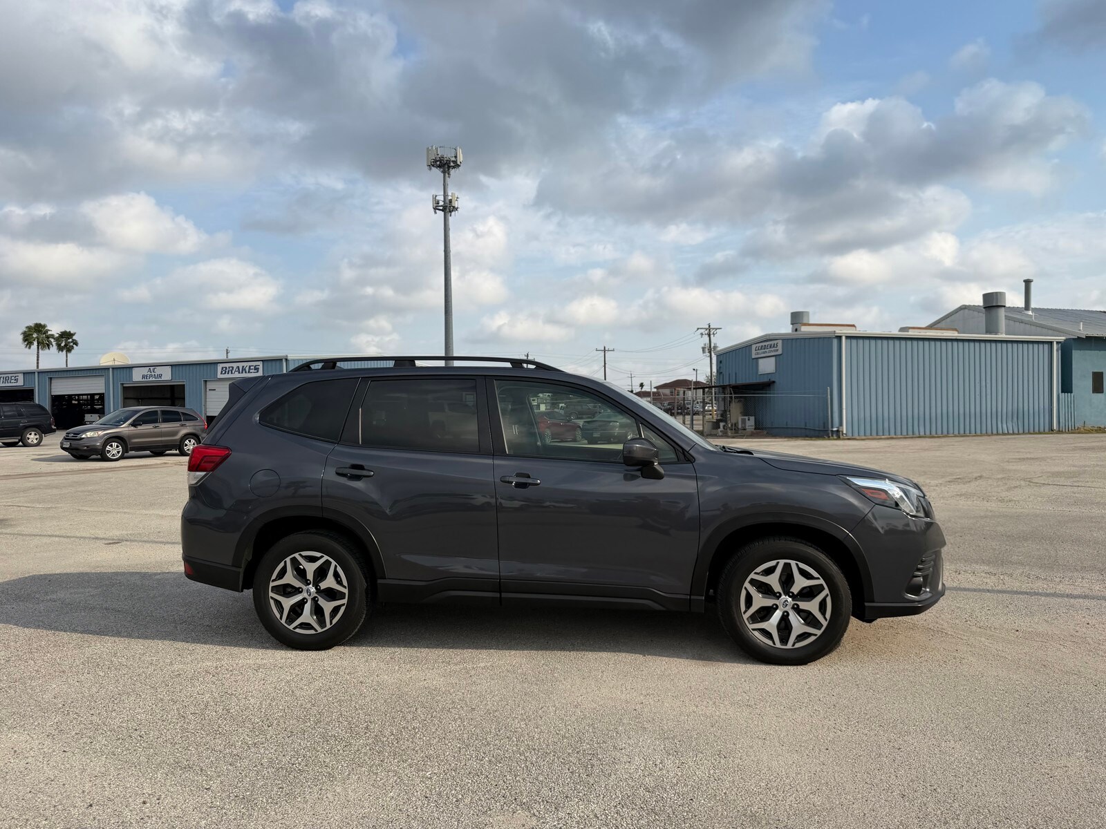 2023 Subaru Forester Premium photo 3