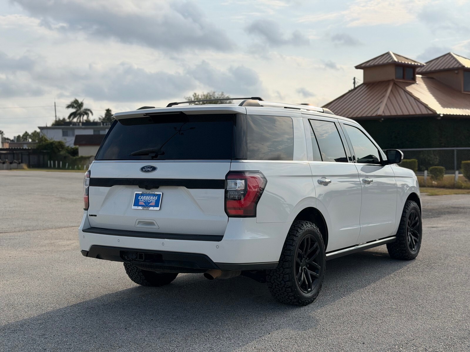 2021 Ford Expedition Limited photo 2