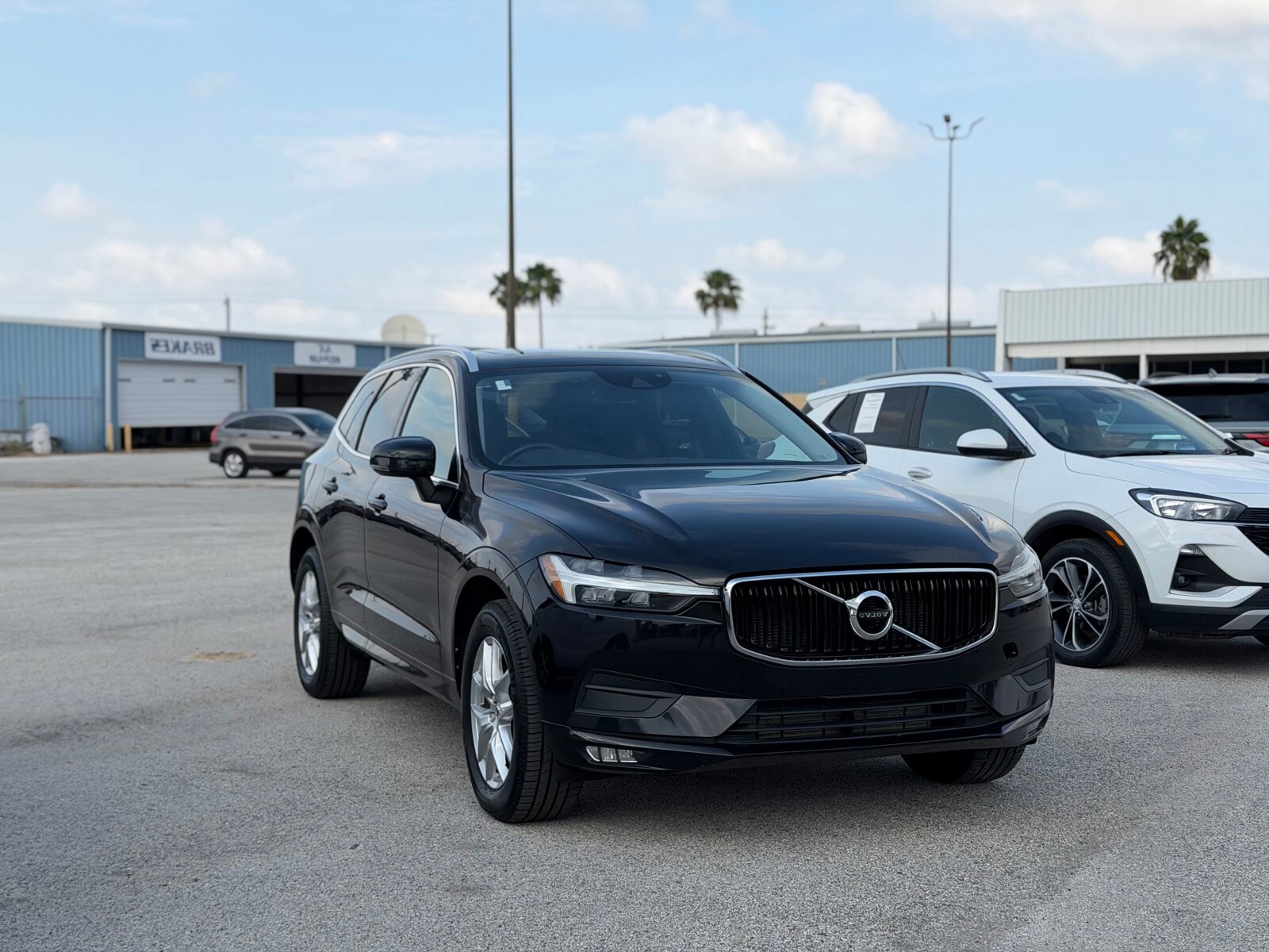 2021 Volvo XC60 T5 Momentum photo 2