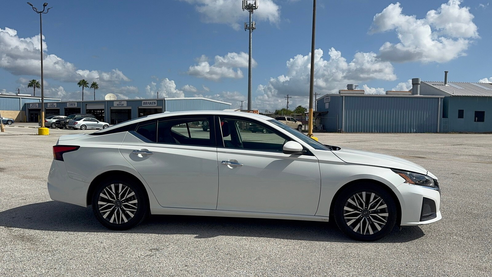 2023 Nissan Altima SV photo 3