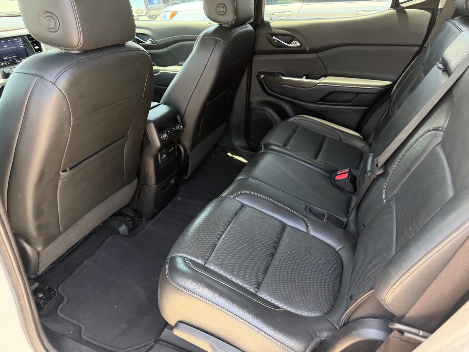 2023 GMC Acadia SLT - Photo 9
