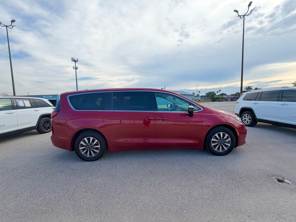 Used 2024 Chrysler Pacifica VAN