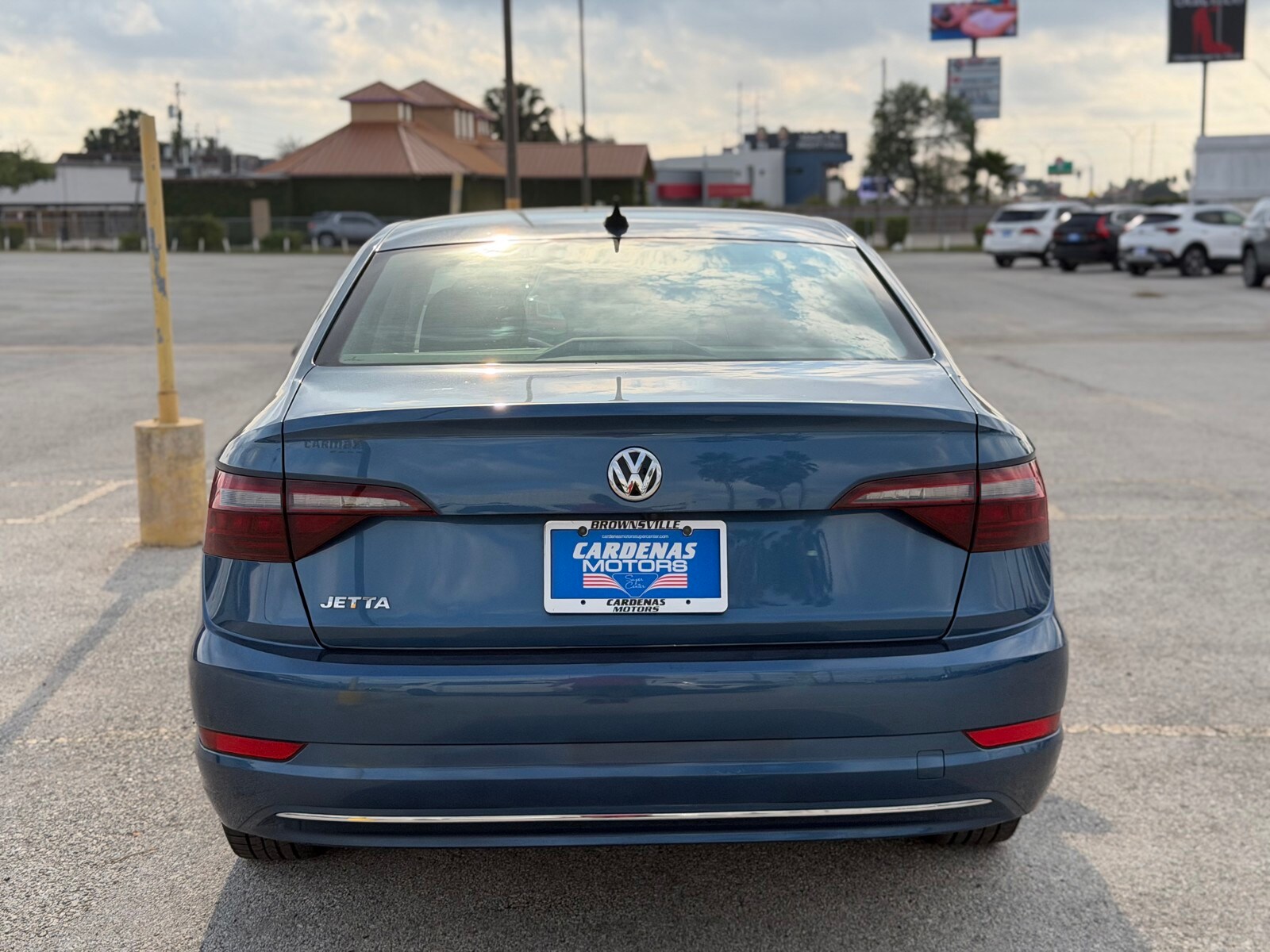 2021 Volkswagen Jetta SE R-Line photo 2