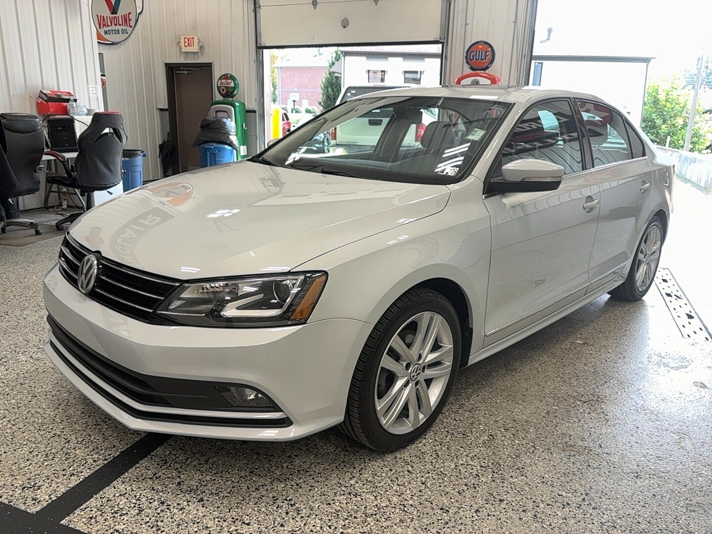 2017 Volkswagen Jetta 1.8T SEL Premium photo 3