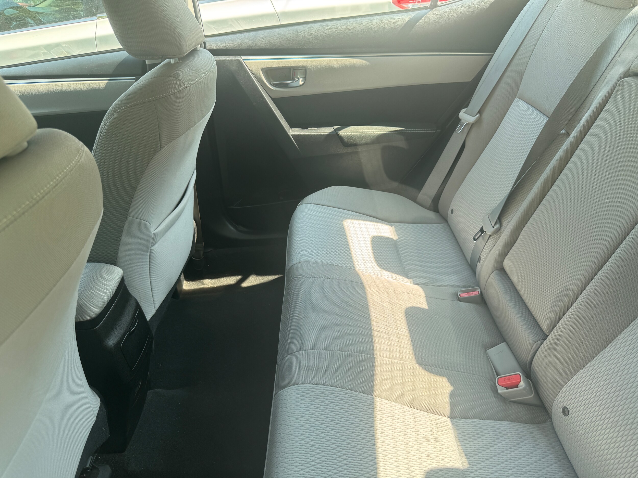 2016 Toyota Corolla LE photo 4