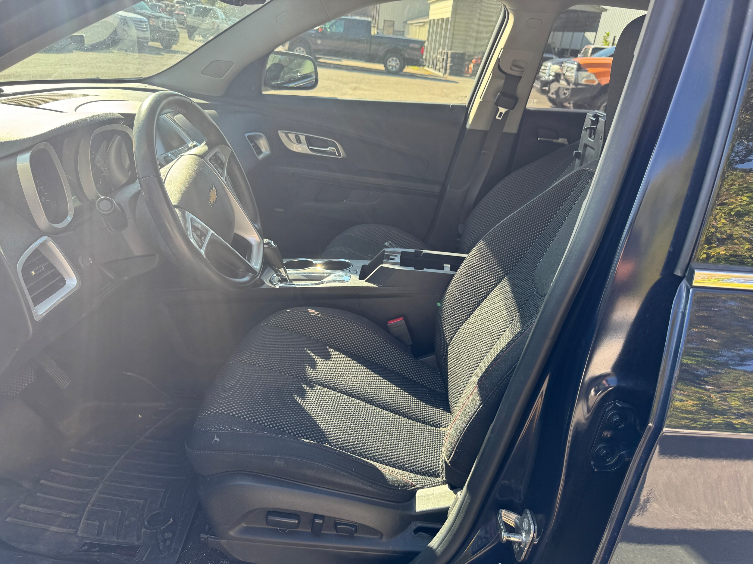 2016 Chevrolet Equinox LT photo 2