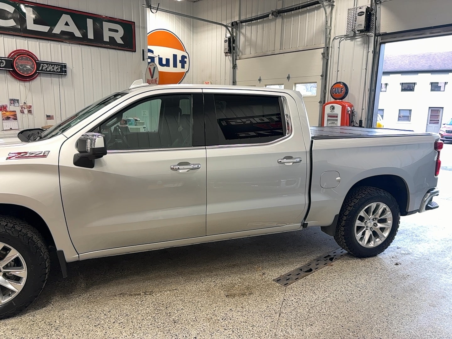 View vehicle photo 4