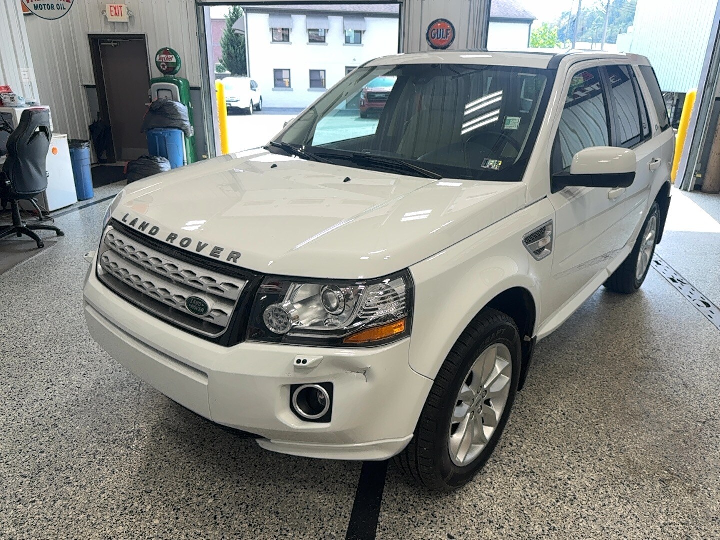 2014 Land Rover LR2 HSE LUX photo 2