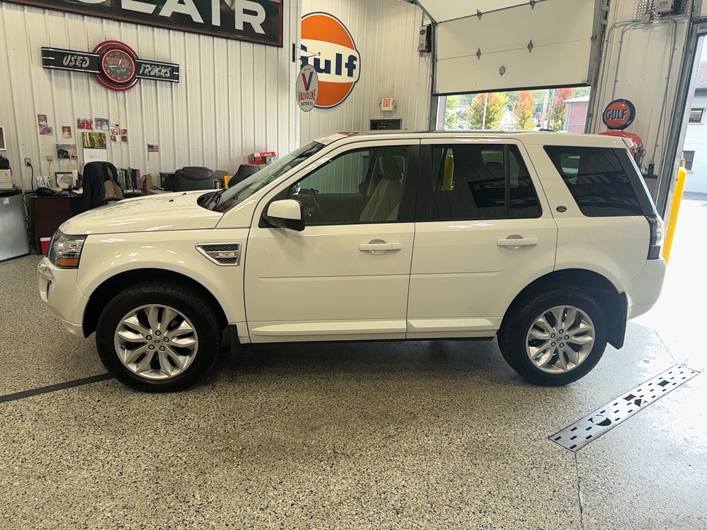 2014 Land Rover LR2 HSE LUX photo 3