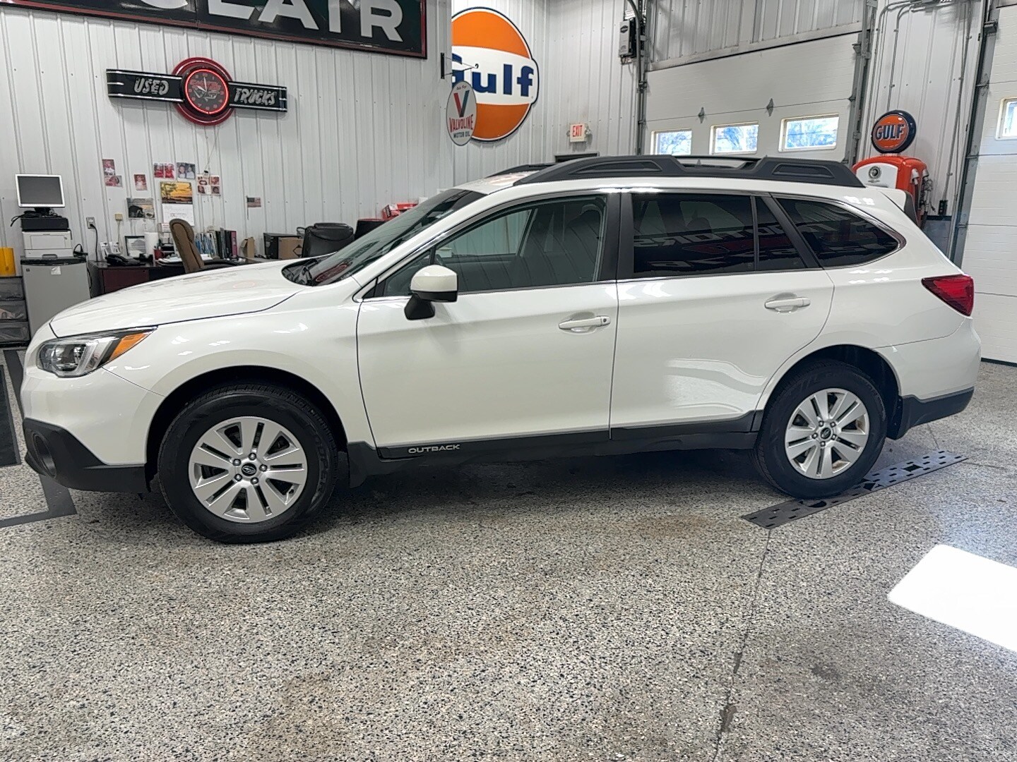 2017 Subaru Outback 2.5i Premium photo 4