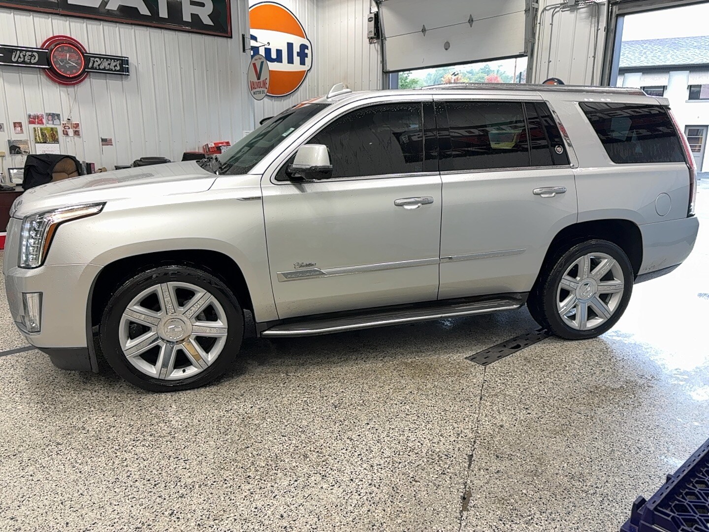 2015 Cadillac Escalade Luxury photo 2