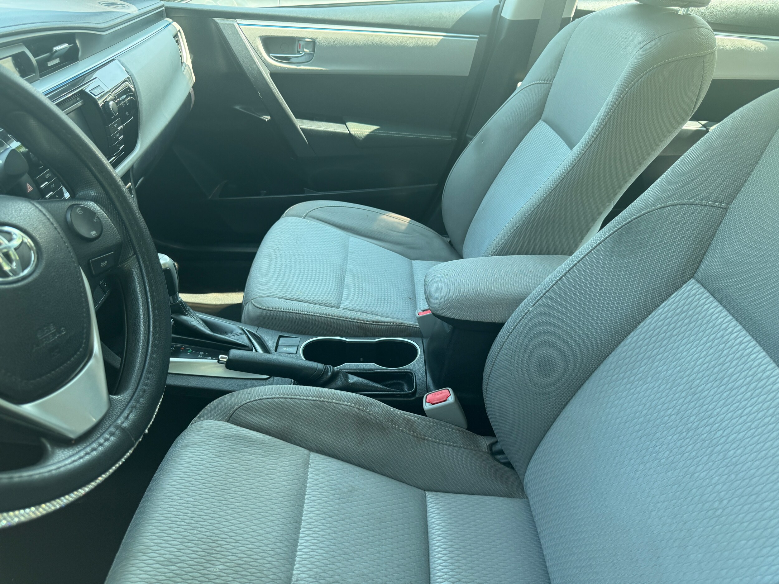 2016 Toyota Corolla LE photo 3