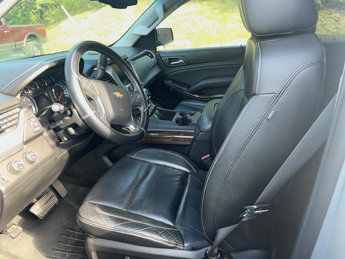 2016 Chevrolet Suburban LT photo 3