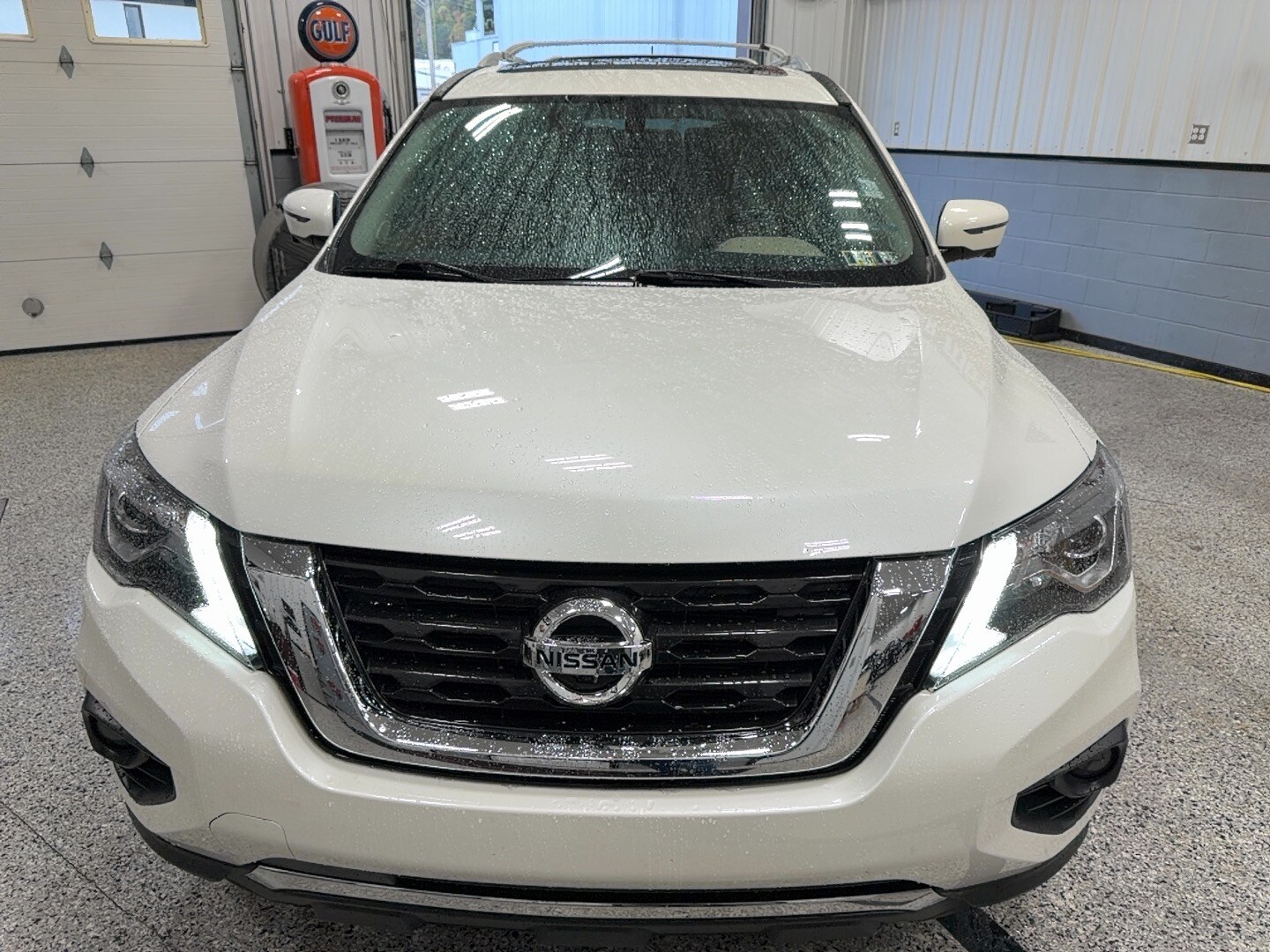 2018 Nissan Pathfinder Platinum photo 2