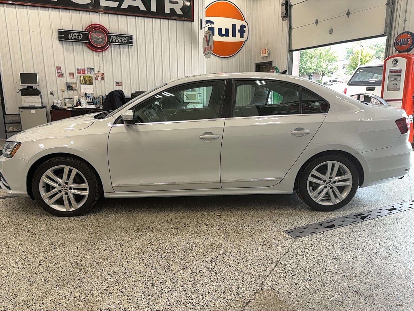 2017 Volkswagen Jetta 1.8T SEL Premium photo 4