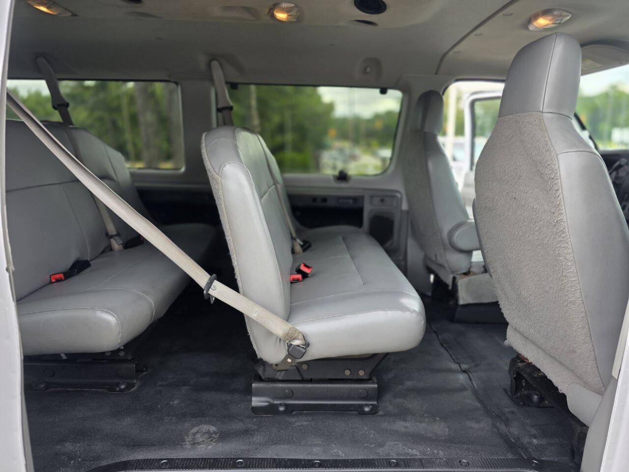 2014 Ford E-350 photo 2