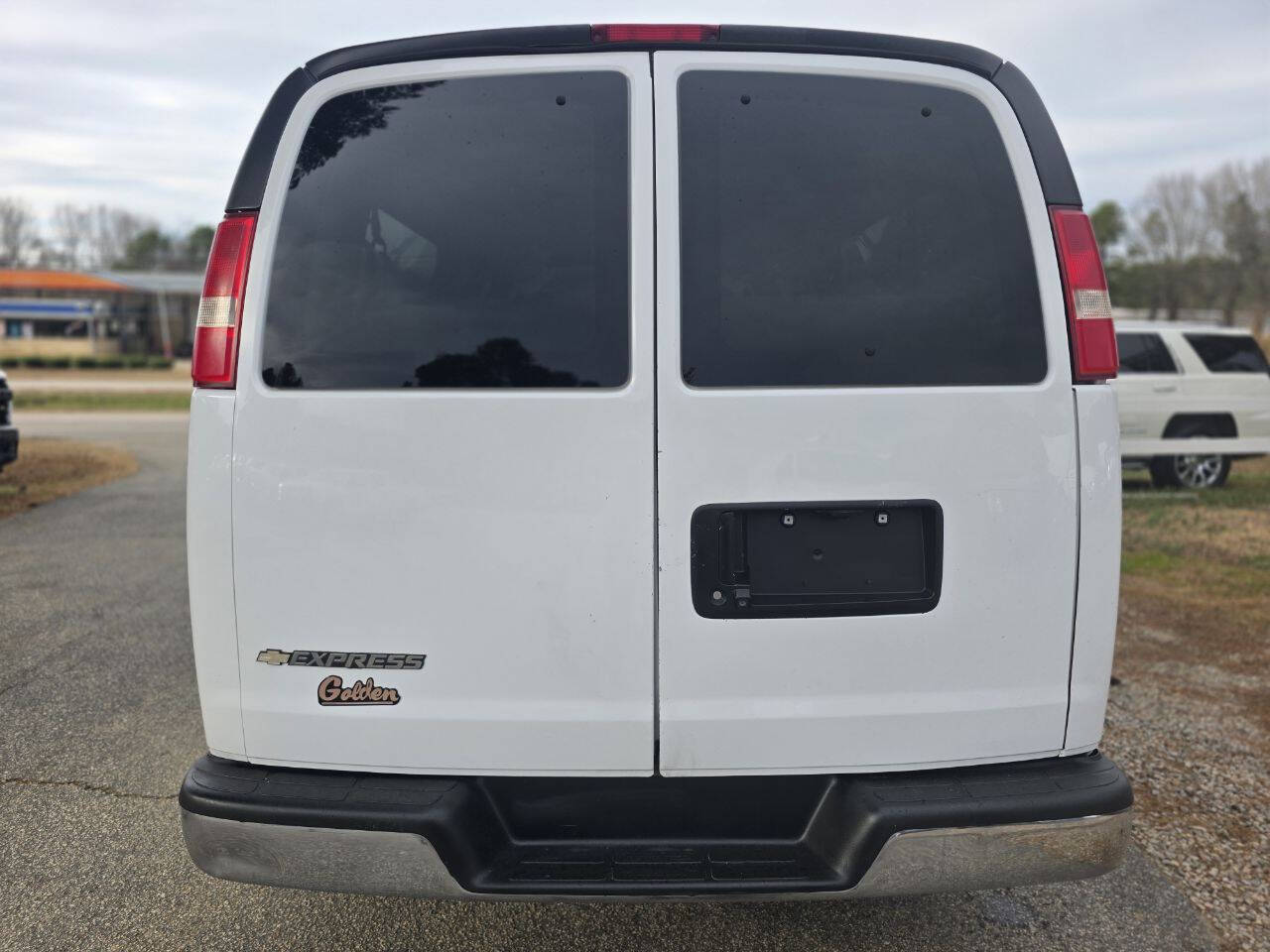 2018 Chevrolet Express Passenger LT - Photo 7