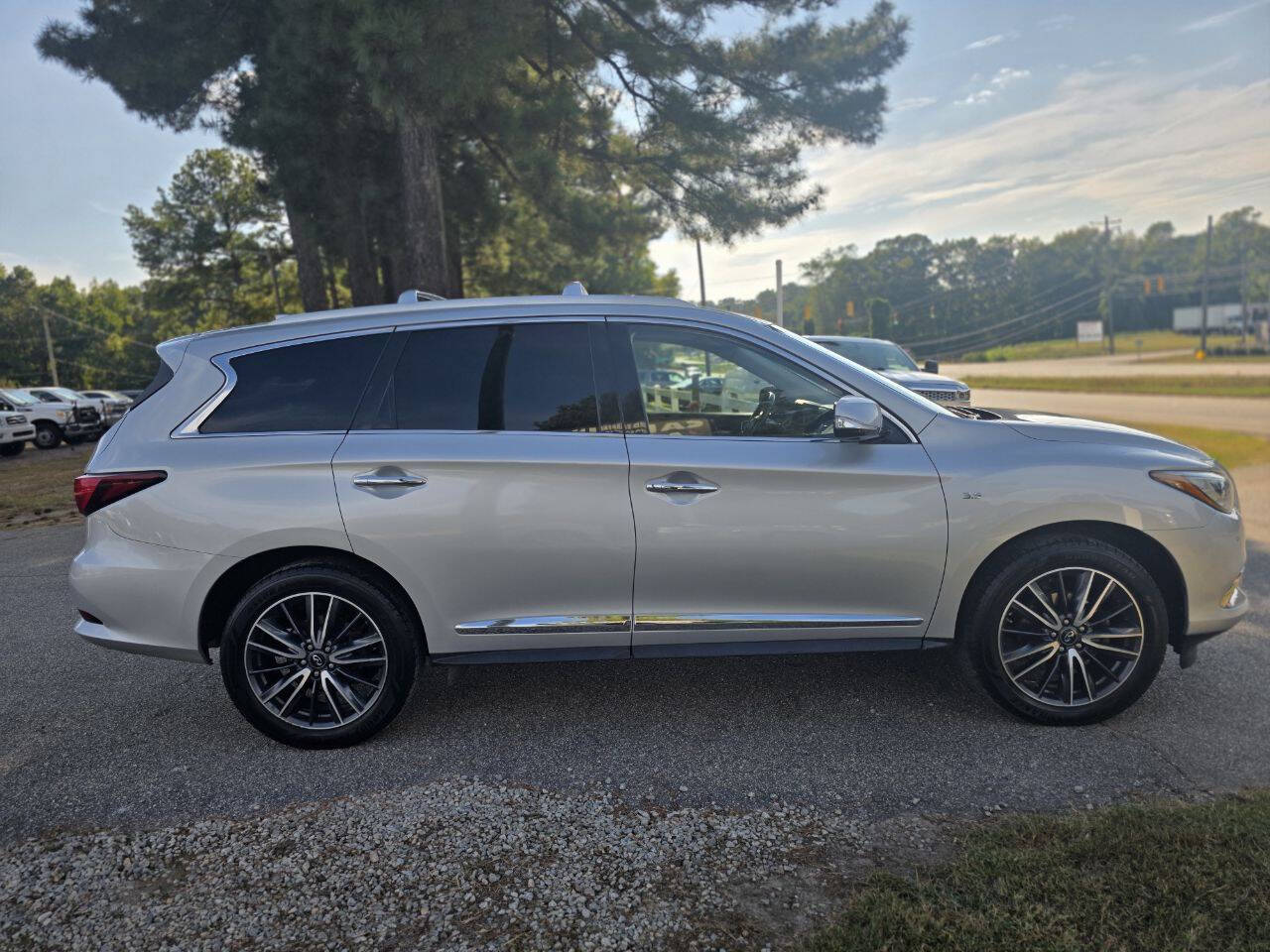 2017 Infiniti QX60 Base photo 2