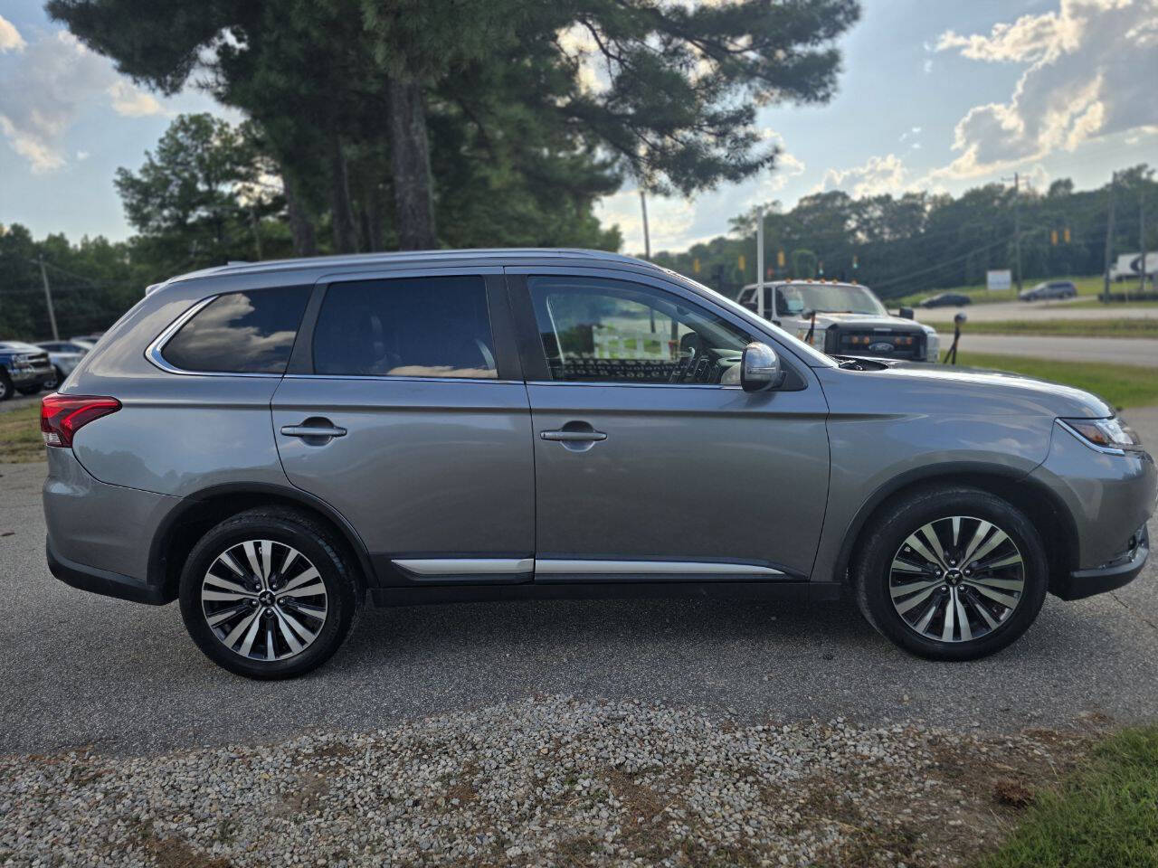 2020 Mitsubishi Outlander SEL photo 2