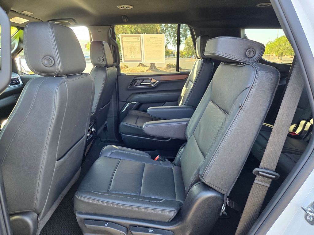 2025 GMC Yukon Denali - Photo 10