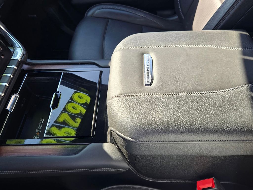 2025 GMC Yukon Denali - Photo 22