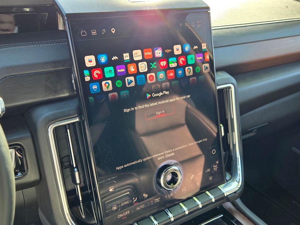 2025 GMC Yukon Denali - Photo 21