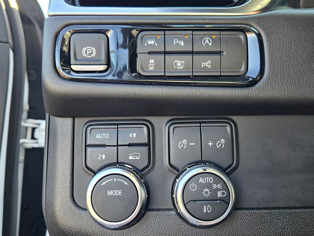 2025 GMC Yukon Denali - Photo 24