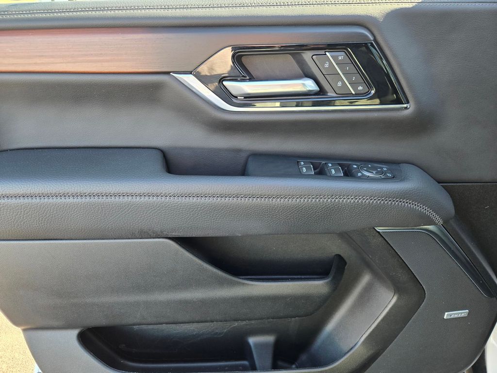 2025 GMC Yukon Denali - Photo 17