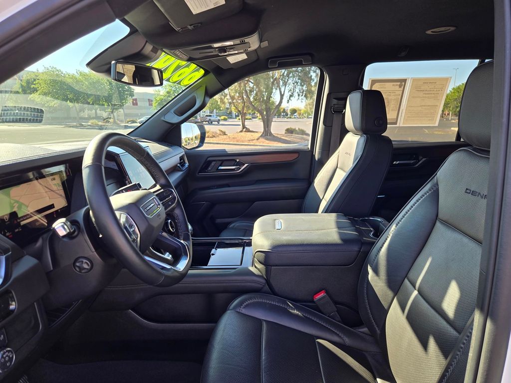 2025 GMC Yukon Denali - Photo 25