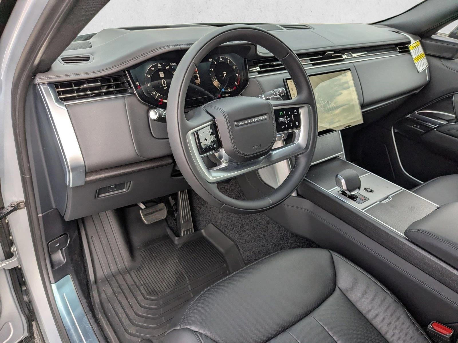 2025 Land Rover Range Rover SE photo 2