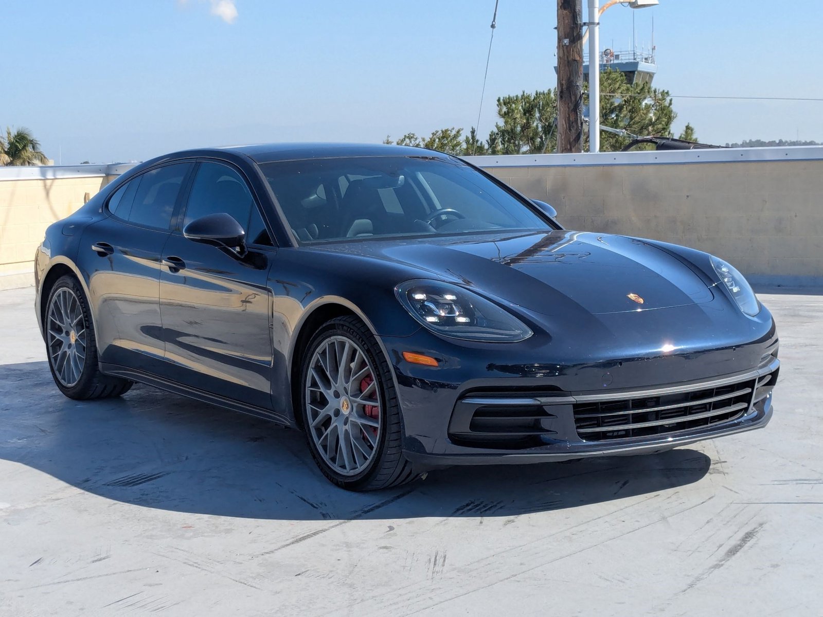 2017 Porsche Panamera photo 3